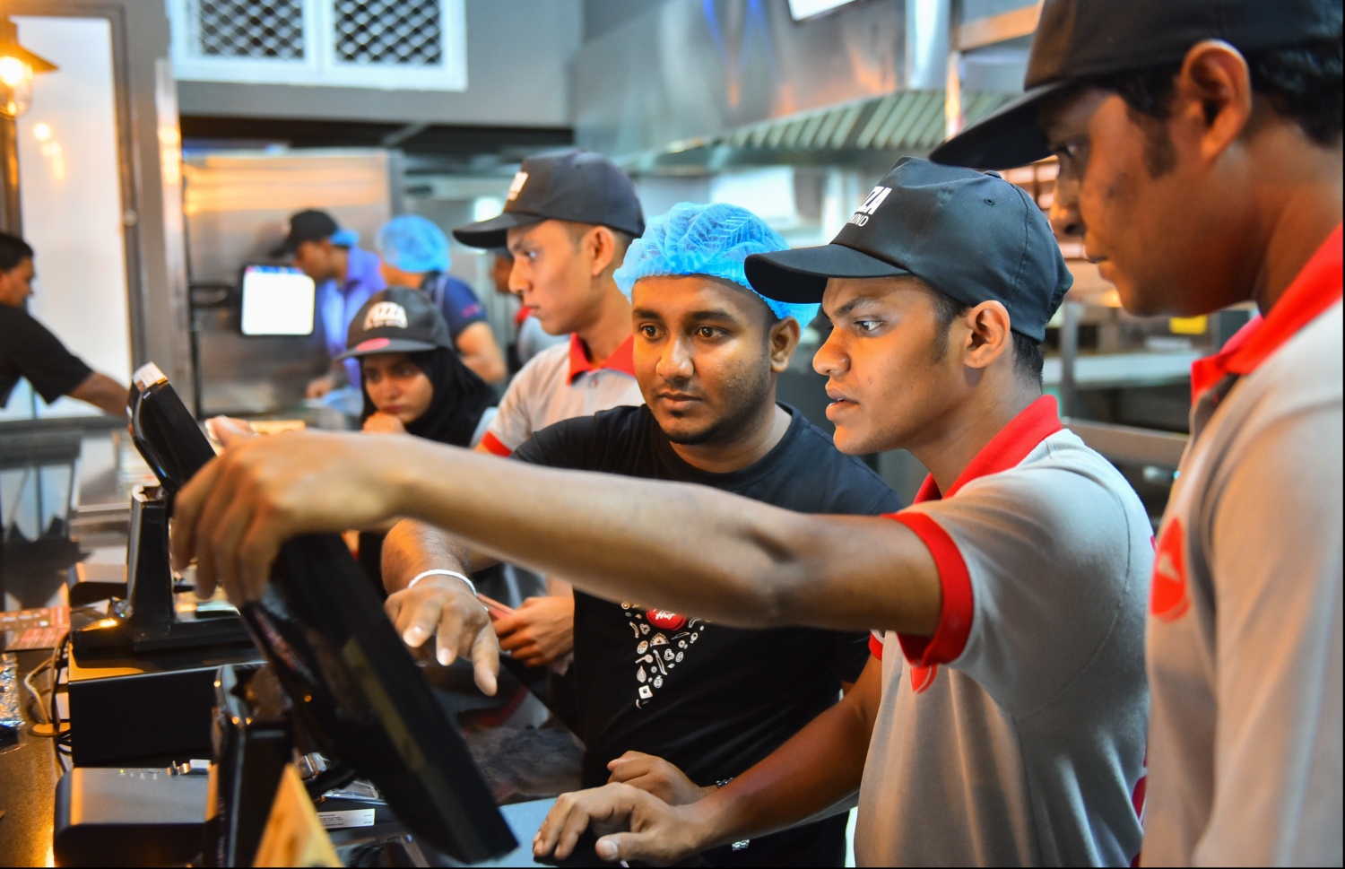 ޕިއްޒާ ހަޓްގެ ރެސްޓޯރަންޓްގެ މުވައްޒަފުން މިއަދު ހެނދުނު އަވަދިނެތި ހިދުމަތް ދެނީ--. ފޮޓޯ:ހުސައިން ވަހީދު/މިހާރު