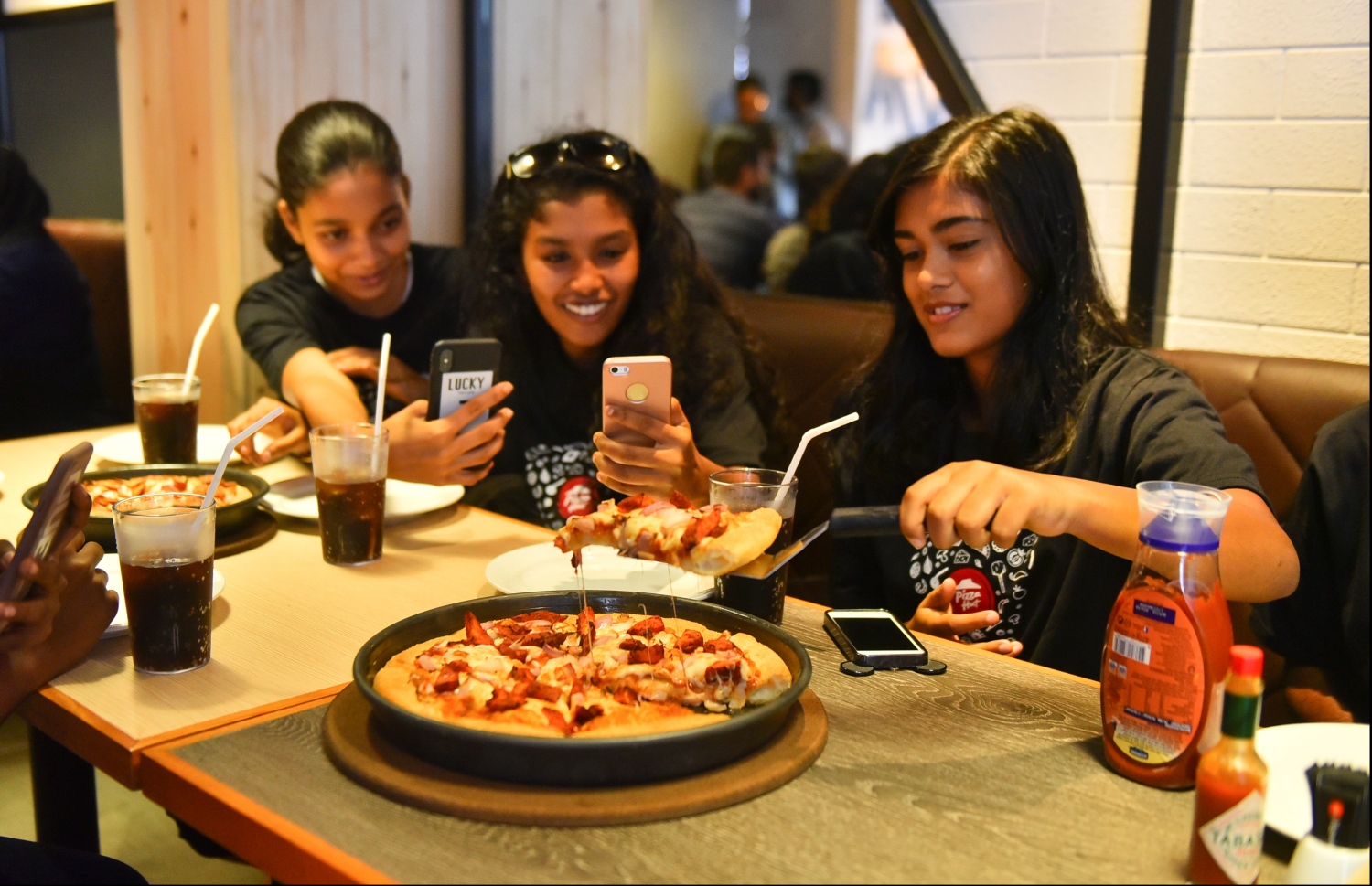 ޕިއްޒާ ހަޓް އާއްމުކޮށް ހުޅުވާލުމާއެކު މިއަދު އެންމެ ފުރަތަމަ ވަން ކަސްޓަމަރުންގެ ތެރޭގައި ހިމެނޭ ބަޔަކު ޕިއްޒާއެއް ކަނީ. ފޮޓޯ: ހުސެއިން ވަހީދު /މިހާރު