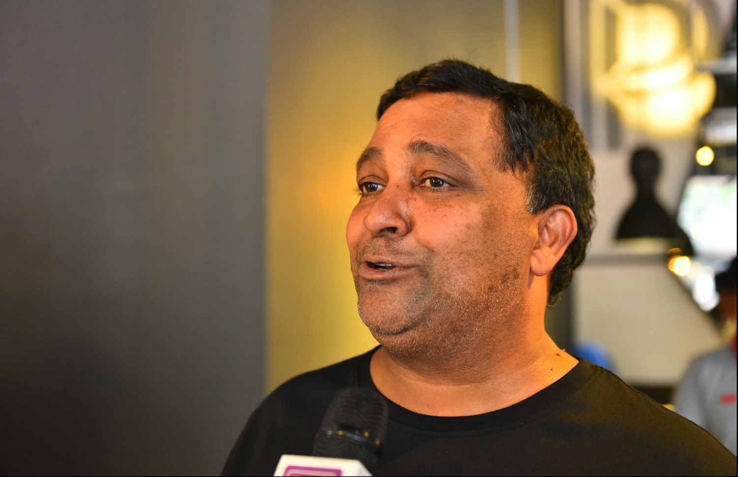 ރާއްޖޭގައި ޕިއްޒާ ހަޓް ހިންގާ ގަމާ ޕިއްޒާ ކްރާފްޓް ލަންކާގެ ޗީފް އެގްޒެކްޓިވް އޮފިސަރު ޔަސަ ނަޑަރާޖާ "މިހާރު"އަށް އިންޓަވިއު ދެއްވަނީ--. ފޮޓޯ:ހުސައިން ވަހީދު/މިހާރު