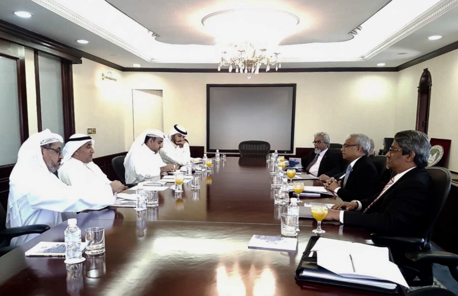 މިނިސްޓަރު އާސިމް، ކުވައިތު ފަންޑުގެ އިސް ބޭފުޅުންނާ ބައްދަލު ކުރައްވަނީ. - ފޮޓޯ: ފޮރިން މިނިސްޓްރީ