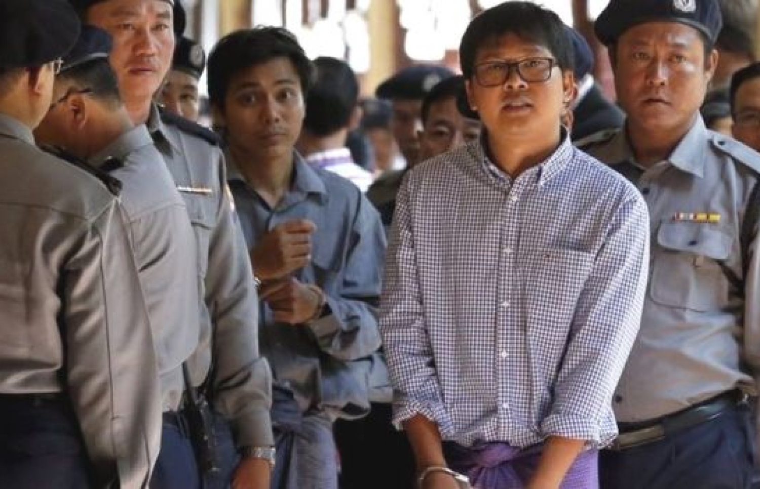 މިއަންމާ އިން ހައްޔަރު ކުރި ރޮއިޓާސްގެ ދެ ނޫސްވެރިން ކަމަށްވާ ކިޔައޯ ސޮއެ އޫ (މެދުގައި-ވ) އަދި ވަ ލޯން (މެދުގައި-ކ). --ފޮޓޯ: އީޕީއޭ