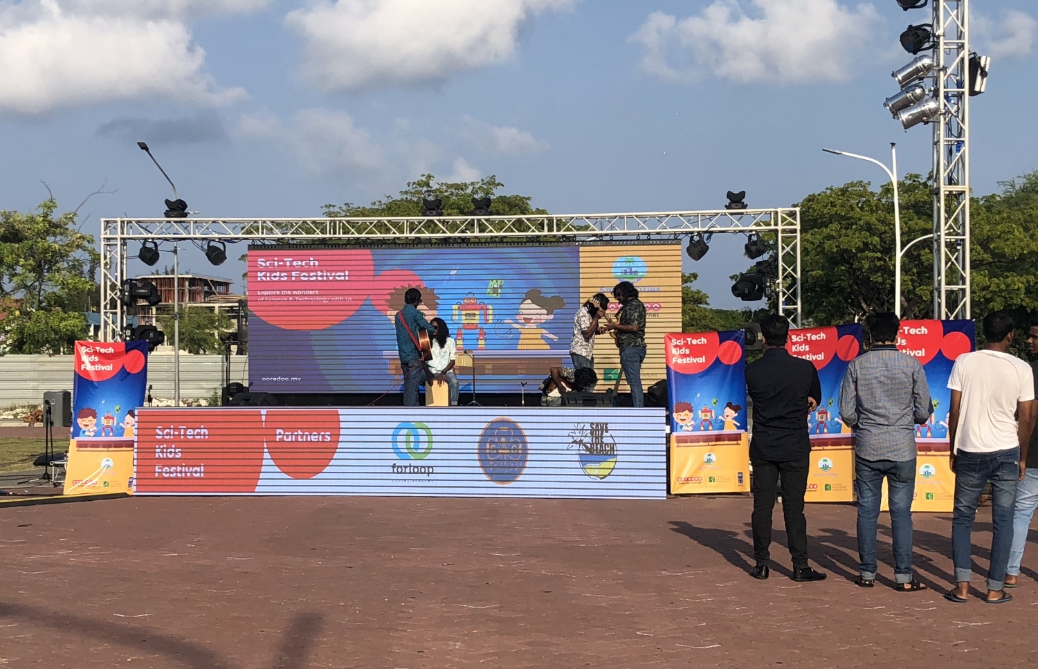 ފެސްޓިވަލް ކުރިއަށް ދަނީ ލައިވް މިއުޒިކާއި އެކު.-- ފޮޓޯ: މިހާރު