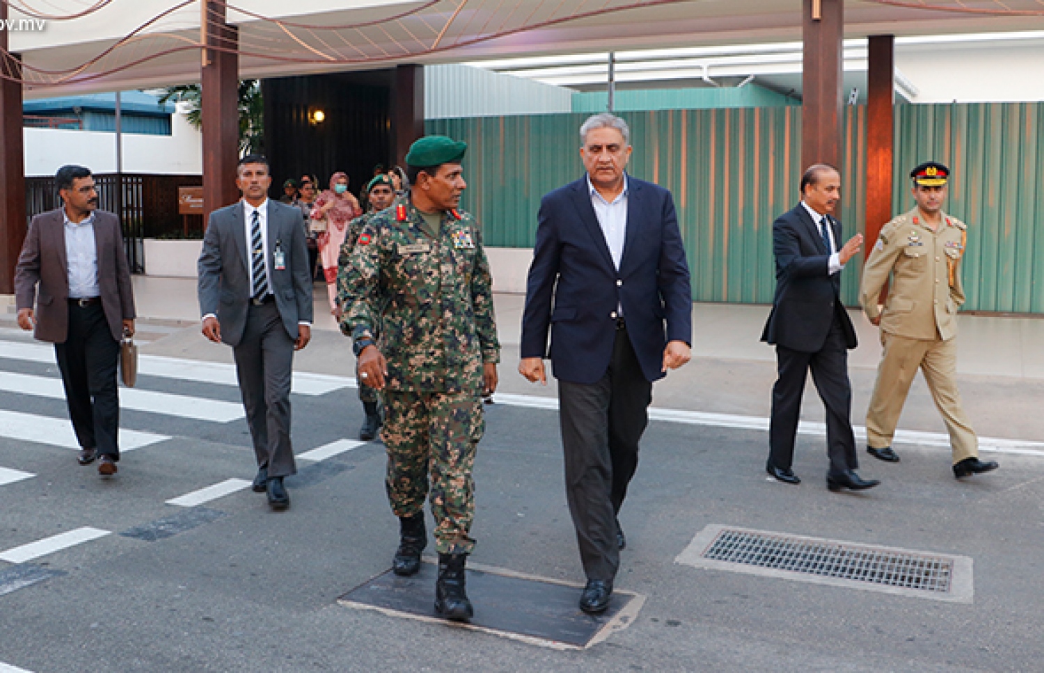 ޕާކިސްތާނުގެ ޗީފް އޮފް އާމީ ސްޓާފް ޖެނެރަލް ޤަމަރް ޖާވިދް ބަޖްވާ ރާއްޖެ ވަޑައިގަތުމުން މަރުހަބާ ދެއްނެވުން-- ފޮޓޯ: އެމްއެންޑީއެފް