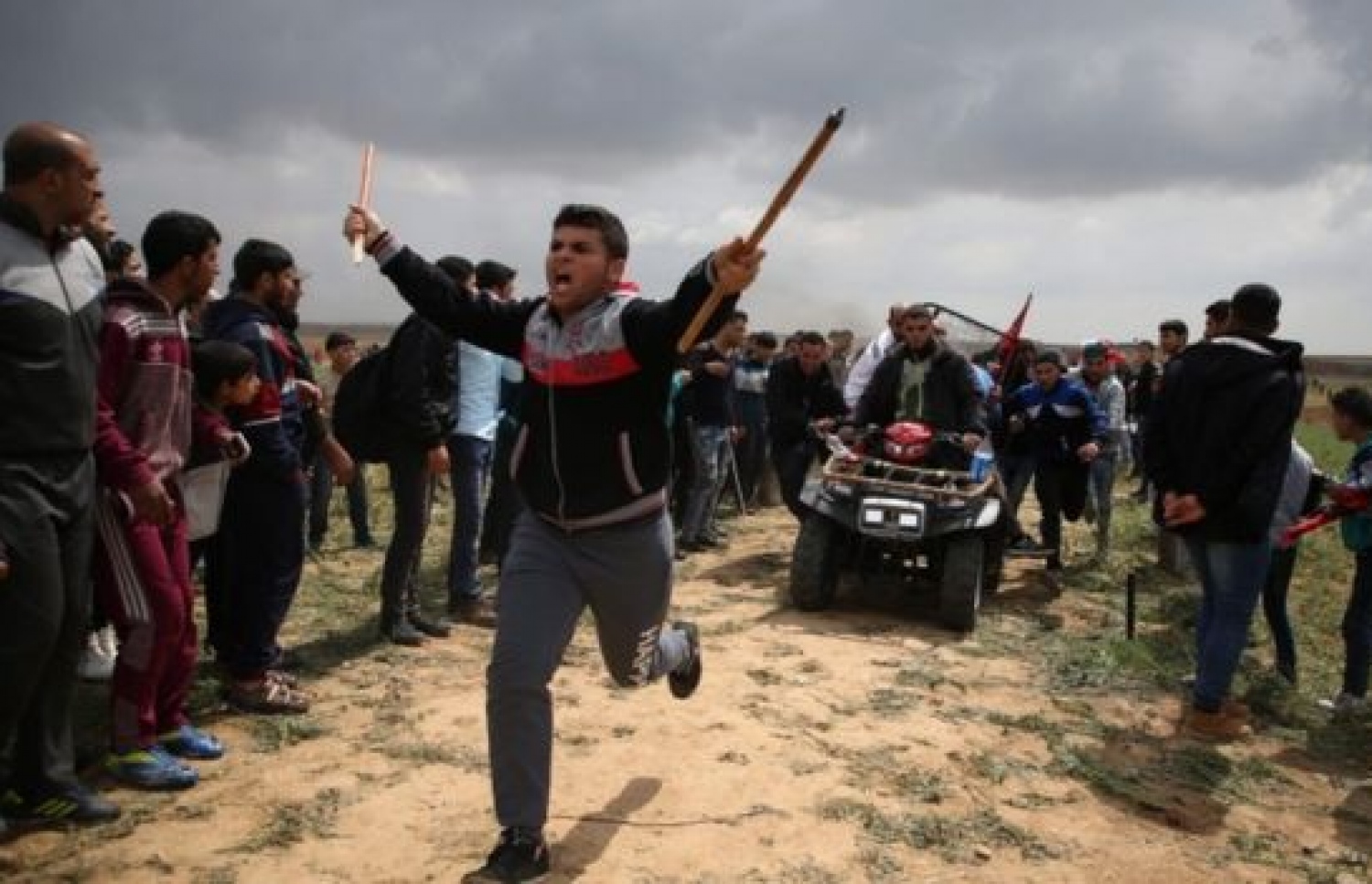 ޒަޚަމްވި މީހަކު ބޯޑަރު ސަރަހައްދުން ގެންދަނީ. --ފޮޓޯ:އޭއެފްޕީ