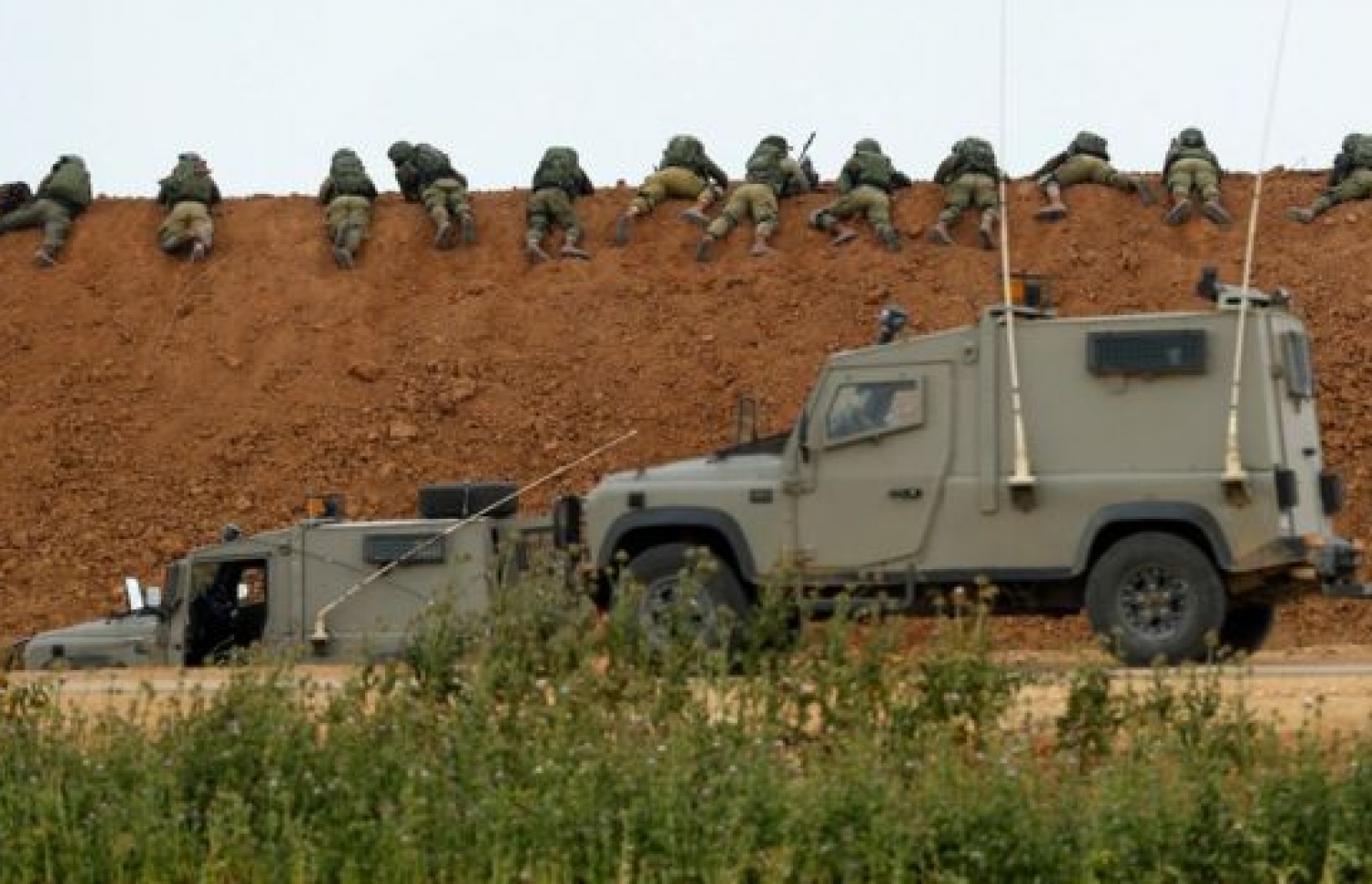 ބޯޑަރު ކައިރި އަށް އިޒްރޭލުން ވަނީ ޓޭންކާއި ސްނައިޕަރުން ފޮނުވާފައި. --ފޮޓޯ:އޭއެފްޕީ