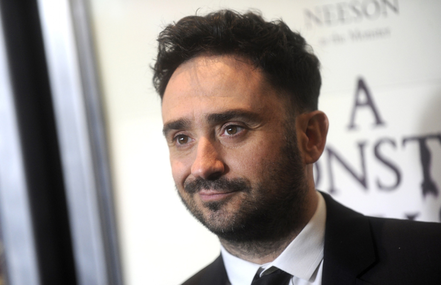 ޑައިރެކްޓަރު ބަޔޯނާ: "ޖުރަސިލް ވޯލްޑް: ކިންގްޑަމް ފޯލެން" ޑައިރެކްޓް ކުރީ އޭނަ.