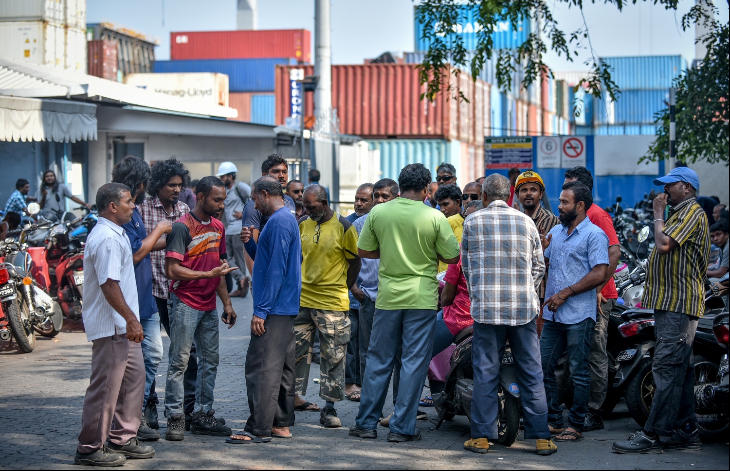 މަޖޫރީން މަސައްކަތް ހުއްޓާލާފައި، މަޖޫރީން ބުނަނީ ދުވާލު މަސައްކަތް ކުރެވެން ޖެހޭނެ ކަމަށް-- ފޮޓޯ: ނިޝާން އަލީ/މިހާރު