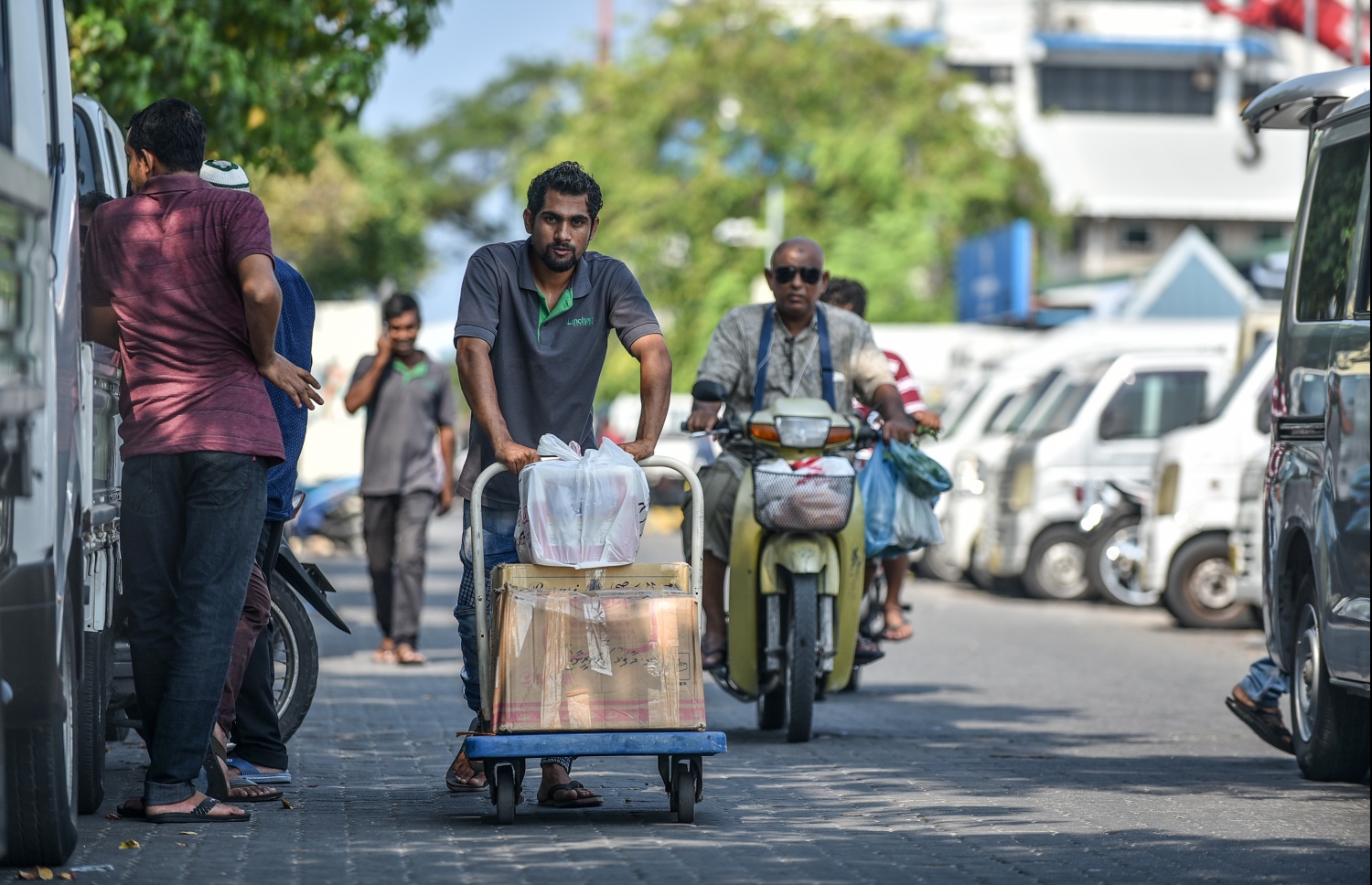 މިއަދުން ފެށިގެން ދުވާލު ގަޑީގައި މުދާ އުފުލުން މަނާ ކުރުމުން ބާޒާރުމަތި އަމާންވެފައި-- ފޮޓޯ: މިހާރު/ނިޝާން އަލީ