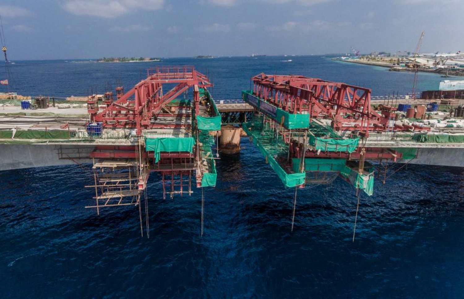 ބްރިޖުގެ ދެ ތަނބު ގުޅުވާލަނީ. --ފޮޓޯ/ހައުސިން މިނިސްޓްރީ