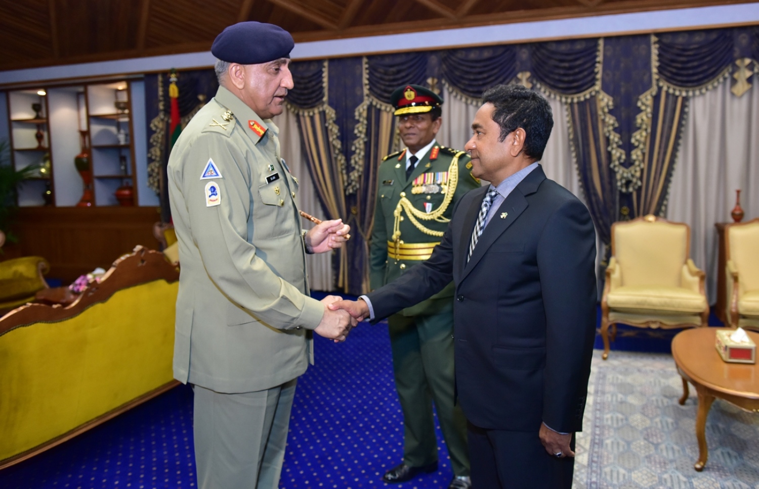 ރައީސް ޔާމީން، ޕާކިސްތާންގެ ޗީފް އޮފް އާމީ ސްޓާފާއާ ސަލާމް ކުރައްވަނީ. ---ފޮޓޯ: ރައީސް އޮފީސް