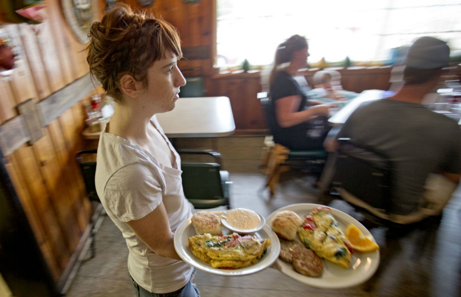 ރެސްޓޯރަންޓެއްގައި ވެއިޓަރަކު ކަސްޓަމަރުންނަށް ހިދުމަތް ދެނީ