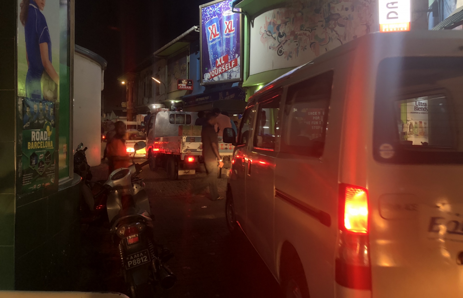 މުދާ ގެންދަން ފެށި ވަގުތު، މާރުކޭޓު ސަރަހައްދުގެ މަގެއް ބްލޮކް ވެފައި.-- ފޮޓޯ: މިހާރު