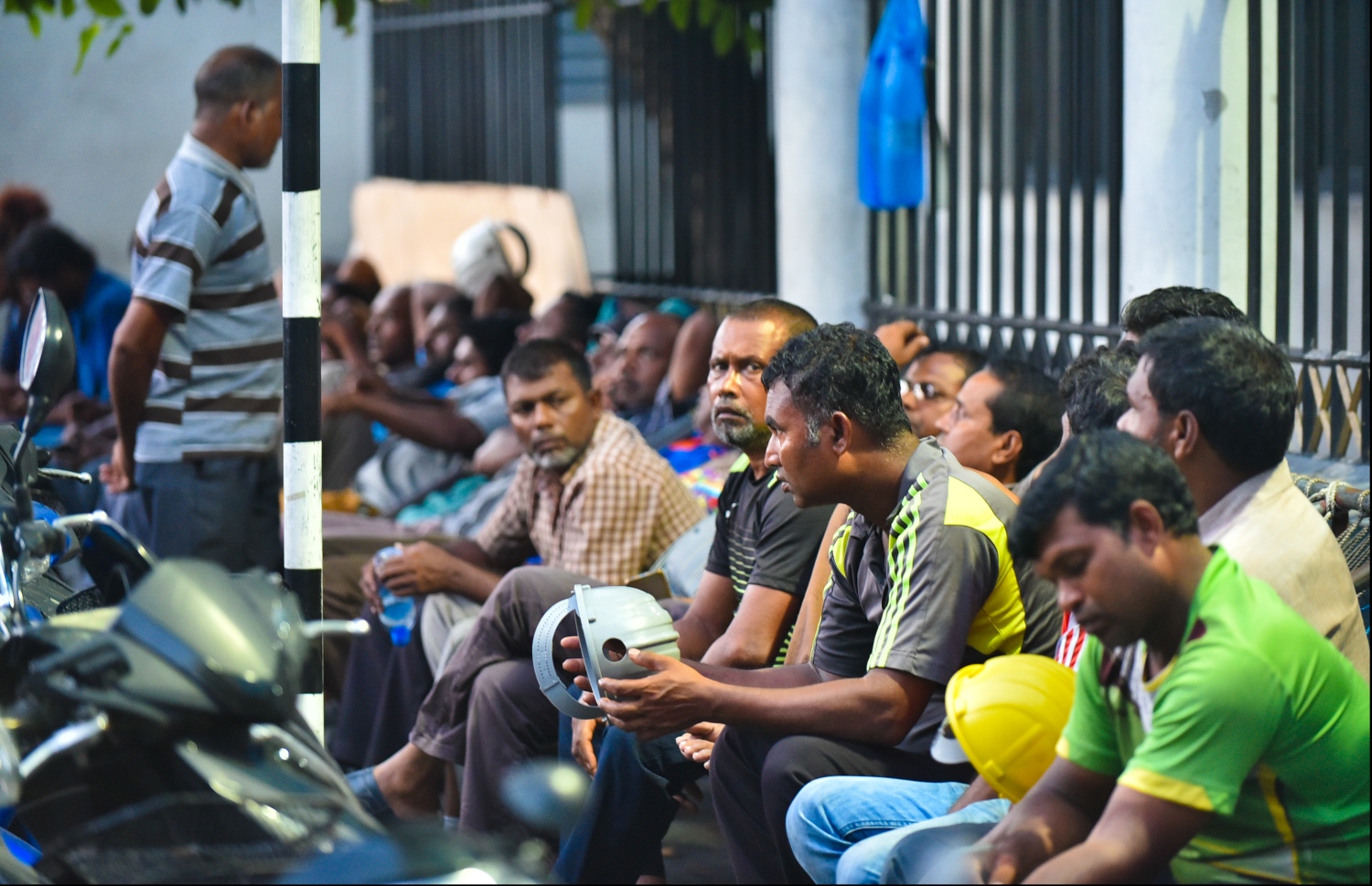 މާލެ: އޭޕްރިލް 1، 2018: އިރުއޮއްސި ހައެއް ޖެހުމުން، މުދާއުފުލުމަށް އެމްޕީއެލް ސަރަހައްދުގައި ބަޔަކު މަޑުކޮށްލައިގެން.-- ފޮޓޯ: ހުސެން ވަހީދު /މިހާރު