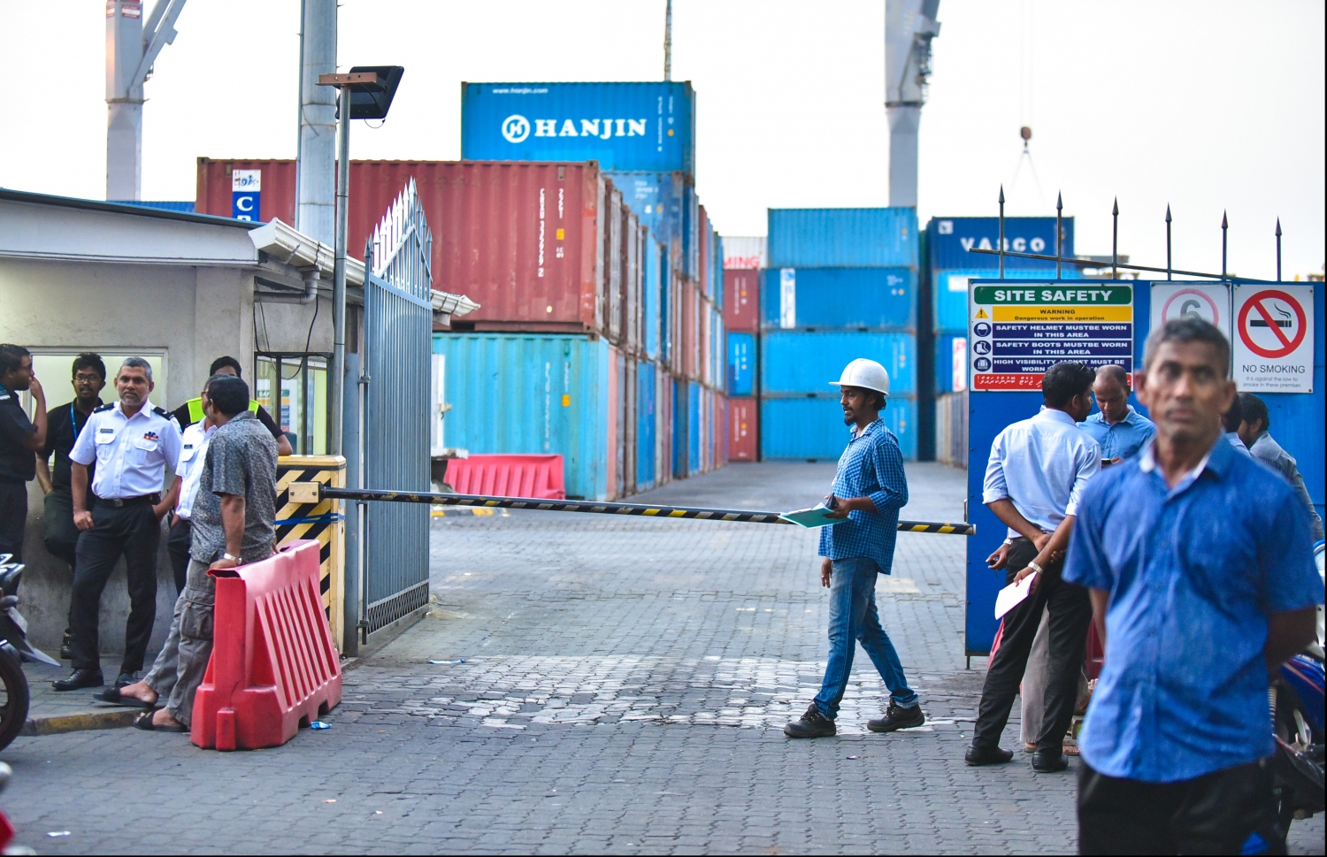 މާލެ: އޭޕްރިލް 1، 2018: އިރުއޮއްސި ހައެއް ޖެހުމުން، މުދާއުފުލުމަށް އެމްޕީއެލް ސަރަހައްދުގައި ބަޔަކު މަޑުކޮށްލައިގެން.-- ފޮޓޯ: ހުސެން ވަހީދު /މިހާރު