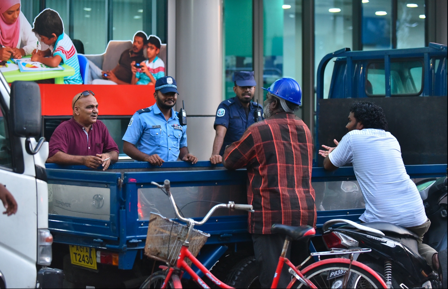 މާލެ: އޭޕްރިލް 1، 2018: އެމްޕީއެލް ސަރަހައްދުގައި ތިބި ދެ ފުލުހަކާ ބަޔަކު ވާހަކަ ދައްކަނީ.-- ފޮޓޯ: ހުސެން ވަހީދު /މިހާރު