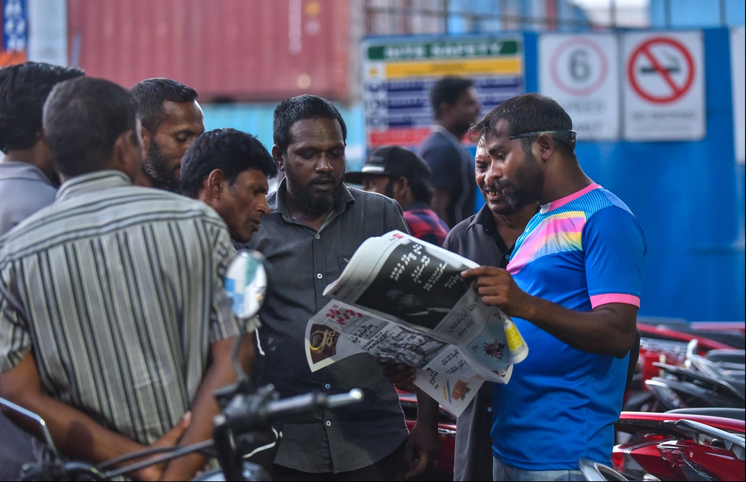 މާލެ: އޭޕްރިލް 1، 2018: އެމްީއެލް ސަރަހައްދުގައި ތިބި ބަޔަކު "މިހާރު" ނޫސް ކިޔަނީ.-- ފޮޓޯ: ހުސެން ވަހީދު /މިހާރު
