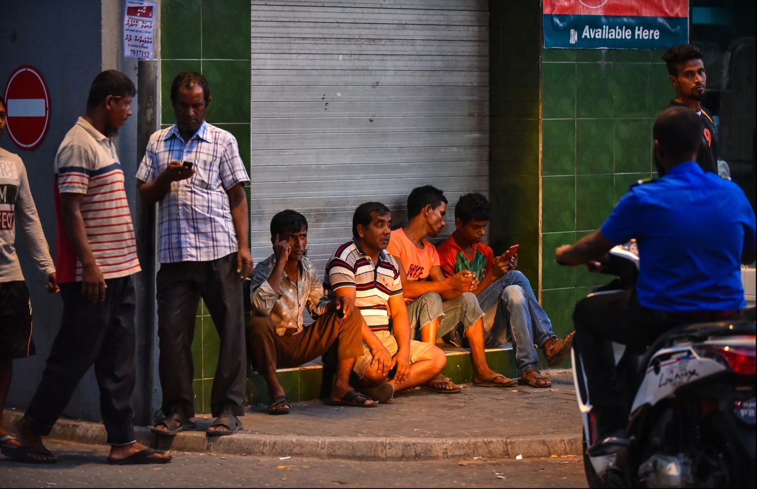 މާލެ: އޭޕްރިލް 1، 2018: އިރުއޮއްސި ހައެއް ޖެހުމުން، މުދާއުފުލުމަށް އެމްޕީއެލް ސަރަހައްދުގައި ބަޔަކު މަޑުކޮށްލައިގެން.-- ފޮޓޯ: ހުސެން ވަހީދު /މިހާރު