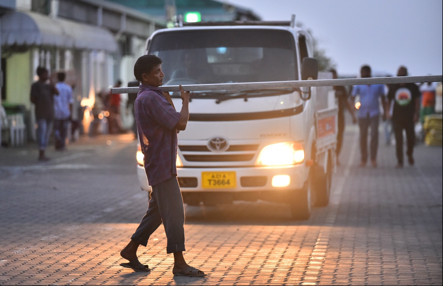 މާލެ: އޭޕްރިލް 1، 2018: މީހަކު މުދާ އަރުވަނީ.-- ފޮޓޯ: ހުސެން ވަހީދު /މިހާރު