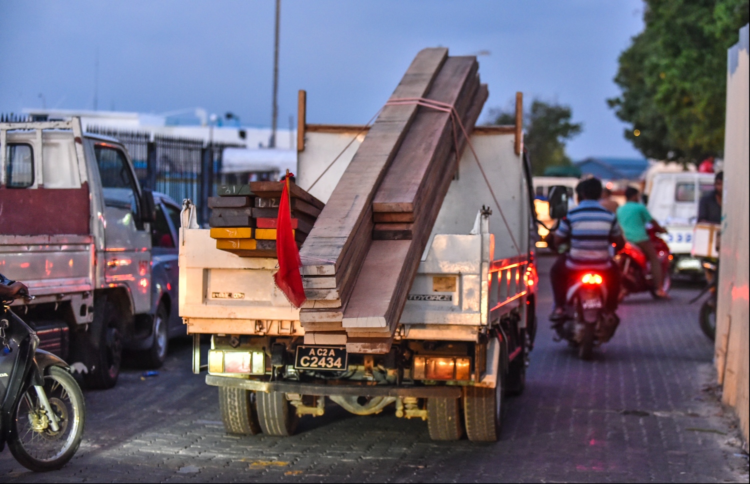 މާލެ: އޭޕްރިލް 1، 2018: މާލޭގެ މަގެއްގައި ޕިކަޕެއް ފިލާތަކެއް އުފުލަނީ.-- ފޮޓޯ: ހުސެން ވަހީދު /މިހާރު