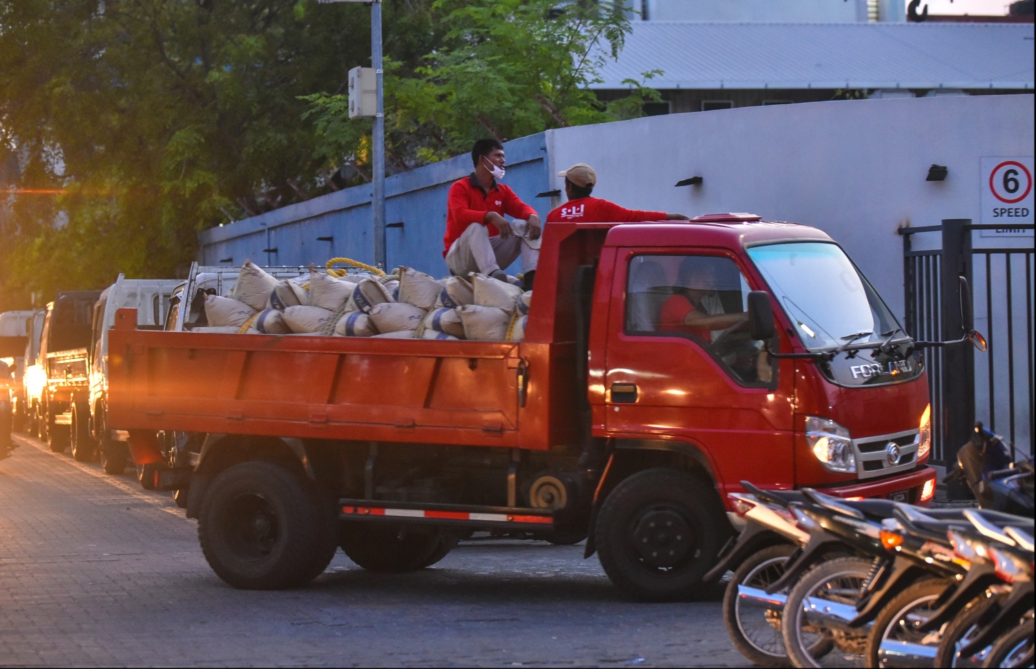މާލެ: އޭޕްރިލް 1، 2018: މާލޭގެ މަގެއްގައި ޕިކަޕަކަށް ސިމެންތި ގޯނިތަކެއް އަރުވާފައި.-- ފޮޓޯ: ހުސެން ވަހީދު /މިހާރު