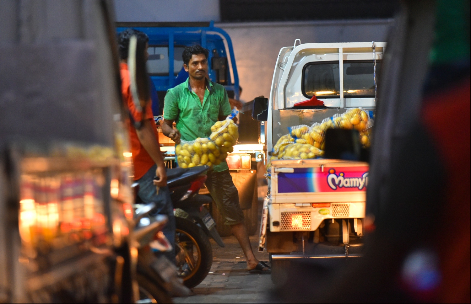 މާލެ: އޭޕްރިލް 1، 2018: މާލޭގެ މަގެއްގައި ޕިކަޕަކަށް މުދާ އަރުވަނީ.-- ފޮޓޯ: ހުސެން ވަހީދު /މިހާރު