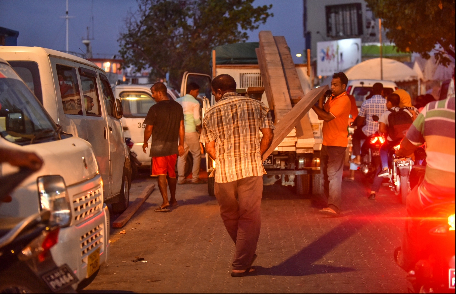 މާލެ: އޭޕްރިލް 1، 2018: މާލޭގެ މަގެއްގައި ޕިކަޕަކަށް ފިލާތަކެއް އަރުވަނީ.-- ފޮޓޯ: ހުސެން ވަހީދު /މިހާރު