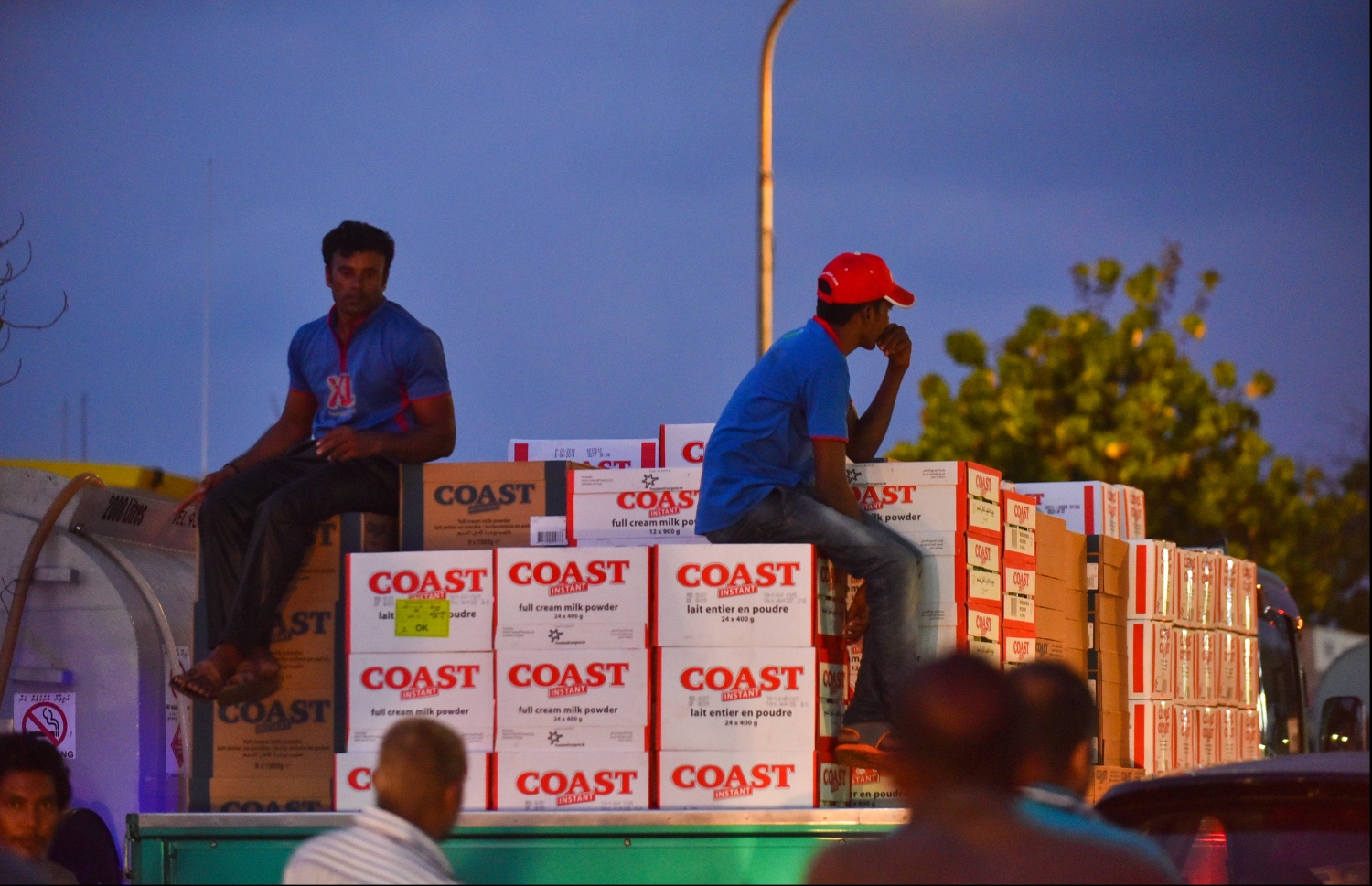 މާލެ: އޭޕްރިލް 1، 2018: މާލޭގެ މަގެއްގައި ޕިކަޕަކަށް މުދާ އަރުވާފައި.-- ފޮޓޯ: ހުސެން ވަހީދު /މިހާރު