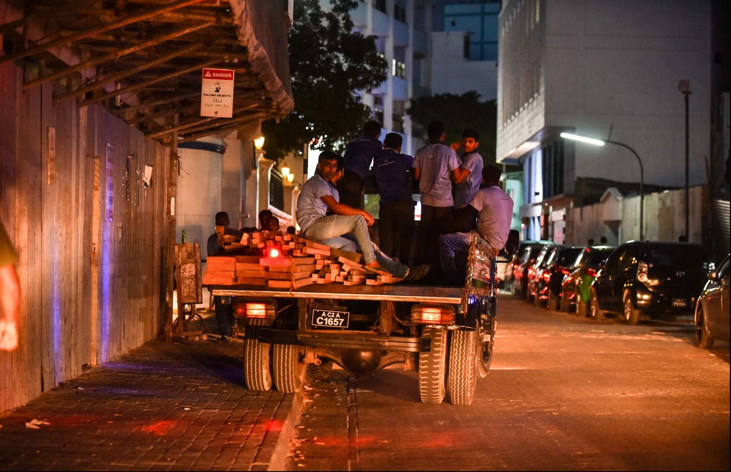 މާލެ: އޭޕްރިލް 1، 2018: މާލޭގެ މަގެއްގައި ޕިކަޕަކަށް މުދާ އަރުވަނީ.-- ފޮޓޯ: ހުސެން ވަހީދު /މިހާރު