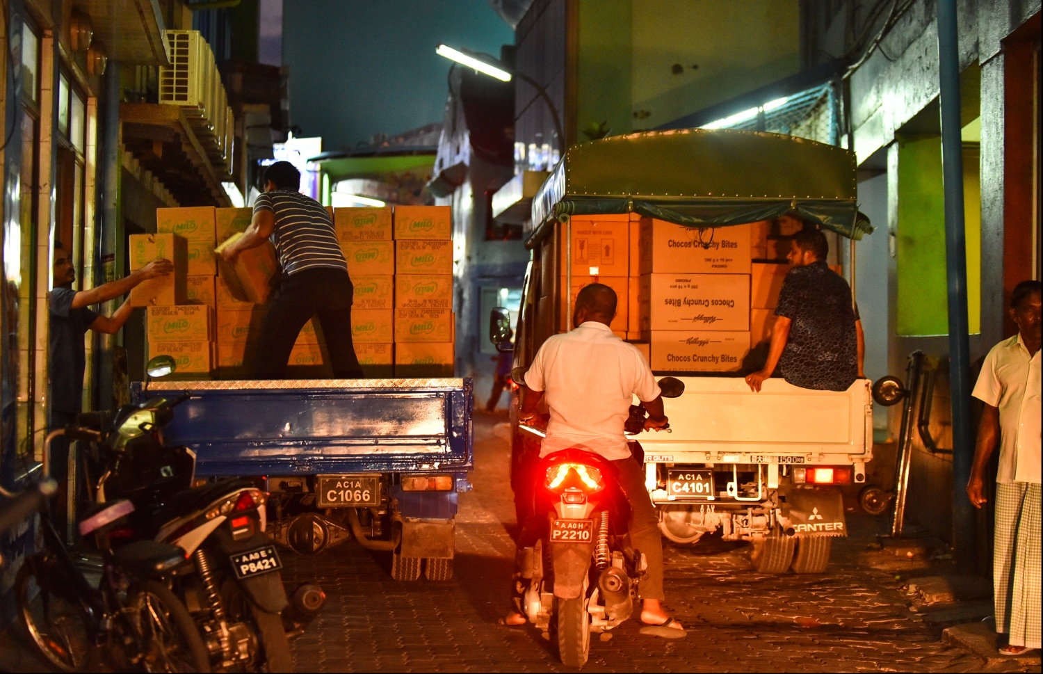 މާލެ: އޭޕްރިލް 1، 2018: މާލޭގެ މަގެއްގައި ދެ ޕިކަޕަކަށް މުދާ އަރުވަނީ.-- ފޮޓޯ: ހުސެން ވަހީދު /މިހާރު