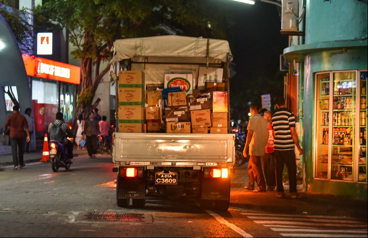 މާލެ: އޭޕްރިލް 1، 2018: މާލޭގެ މަގެއްގައި ޕިކަޕަކަށް މުދާ އަރުވާފައި.-- ފޮޓޯ: ހުސެން ވަހީދު /މިހާރު