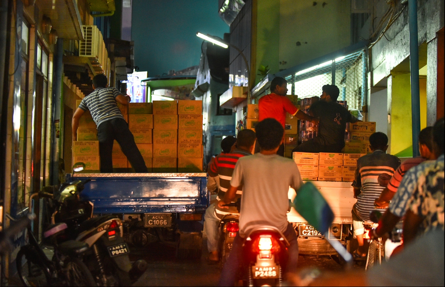 މާލެ: އޭޕްރިލް 1، 2018: މާލޭގެ މަގެއްގައި ދެ ޕިކަޕަކަށް މުދާ އަރުވަނީ.-- ފޮޓޯ: ހުސެން ވަހީދު /މިހާރު