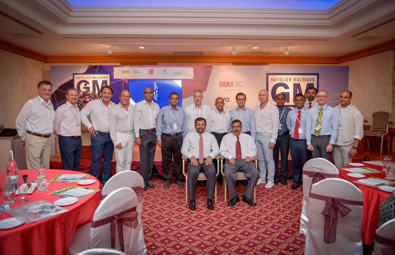 ހޮޓެލިއާ މޯލްޑިވްސް އިން 2016 ވަނަ އަހަރު ބޭއްވި ފުރަތަމަ ޖެނެރަލް މެނޭޖާސް ކޮންފަރެންސްގެ ބައިވެރިން ފޮޓޯއަކަށް ހުއްޓިވަޑައިގެން. ފޮޓޯ: ހޮޓެލިއާ މޯލްޑިވްސް