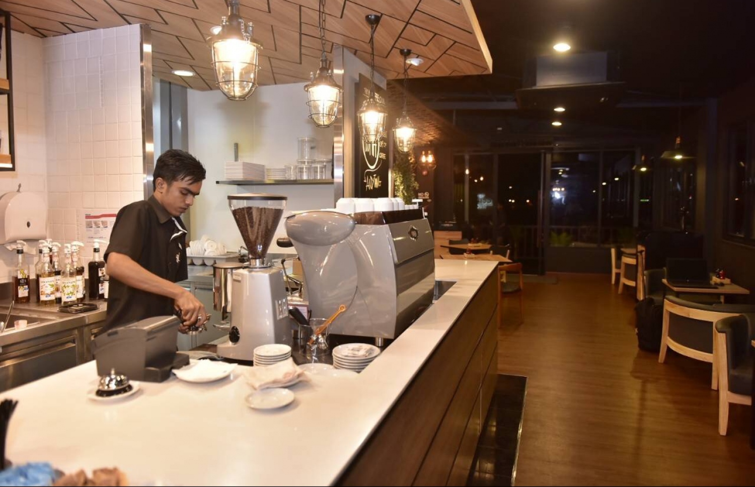 ހުޅުމާލެ ފެރީ ޓާމިނަލް މަތީގައި އަލަށް ހުޅުވި ކޮފީ ކްލަބް ކެފޭގައި މީހަކު މިރޭ މަސައްކަތްކުރަނީ. މިއީ މާލޭގައި ހުޅުވި ފުރަތަމަ ކޮފީ ކްލަބްގެ ކެފޭ. -- ފޮޓޯ: ހުސެއިން ވަހީދު /މިހާރު