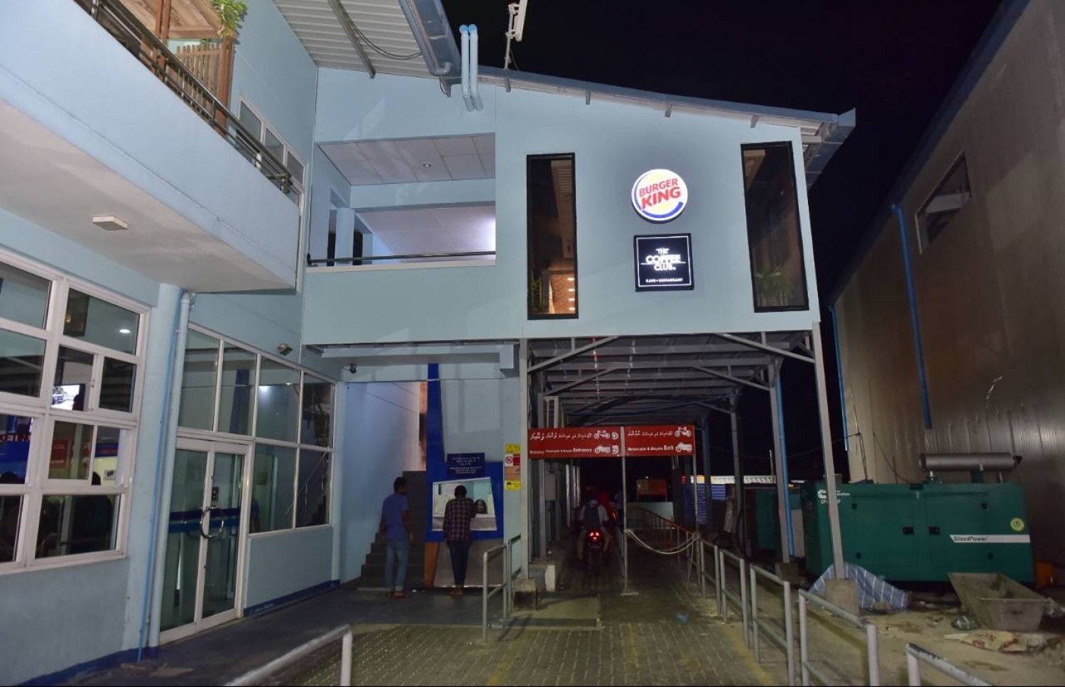 ހުޅުމާލެ ފެރީ ޓާމިނަލް މަތީގައި ހެދި ބާގާ ކިންގާއި ކޮފީ ކްލަބްގެ ނަންބޯޑު މިރޭ ދިއްލާފައި. އެތަން ރަސްމީކޮށް ހުޅުވުން ފަހުން އޮންނާނެ. --. ފޮޓޯ: ހުސެއިން ވަހީދު /މިހާރު