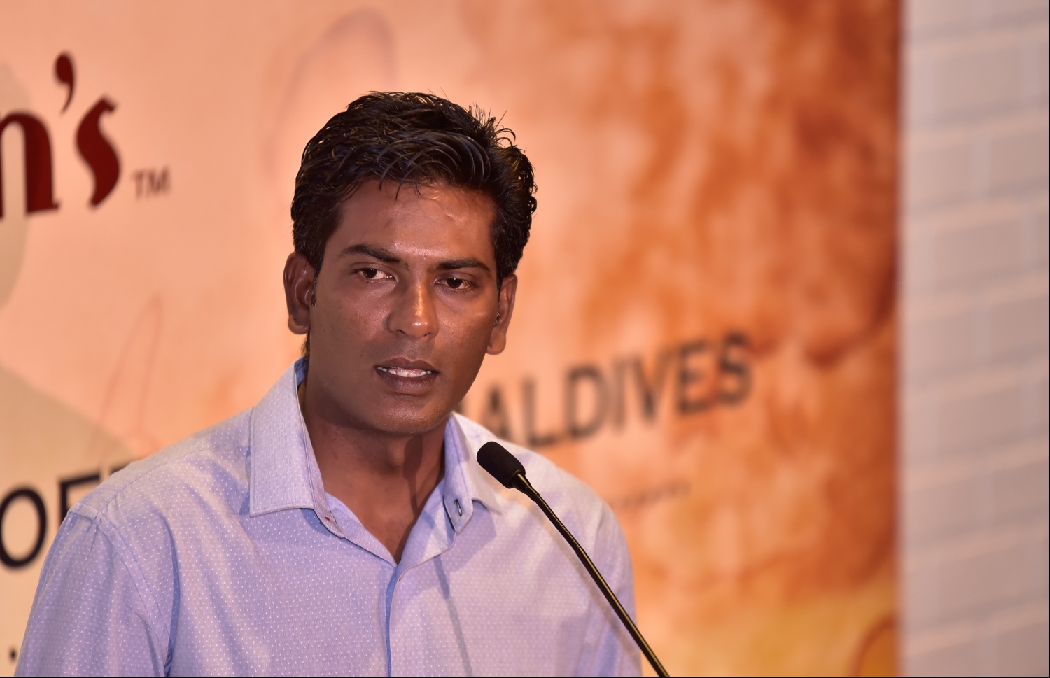 މާލެ: އޭޕްރިލް 2، 2018: އޮސްޓްރޭލިއާގެ މަޝްހޫރު "ގްލޯރިއާ ޖީންސް ކޮފީސް"ގެ ފްރެންޗައިސް ރެސްޓޯރެންޓަކާ އެކު ޕެވިލިއަން ހުޅުވުމަށް ބޭއްވި ރަސްމިއްޔާތުގައި އެމްޑަބްލިއުއެސްސީގެ އެމްޑީ ފަޒުލް ރަޝީދު ވާހަކަ ދައްކަވަނީ.-- ފޮޓޯ: މިހާރު/ހުސައިން ވަހީދު