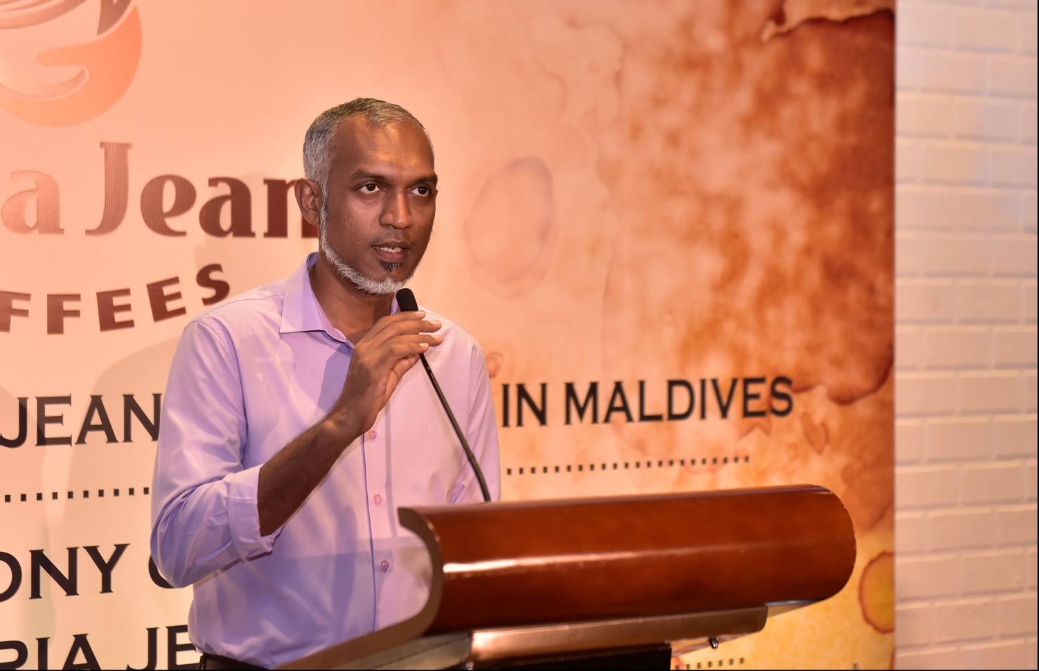 މާލެ: އޭޕްރިލް 2، 2018: އޮސްޓްރޭލިއާގެ މަޝްހޫރު "ގްލޯރިއާ ޖީންސް ކޮފީސް"ގެ ފްރެންޗައިސް ރެސްޓޯރެންޓަކާ އެކު ޕެވިލިއަން ހުޅުވުމަށް ބޭއްވި ރަސްމިއްޔާތުގައި ހައުސިން މިނިސްޓަރު މުހައްމަދު މުއިއްޒު އިބްރާހިމް ވާހަކަ ދައްވަނީ.-- ފޮޓޯ: މިހާރު/ހުސައިން ވަހީދު