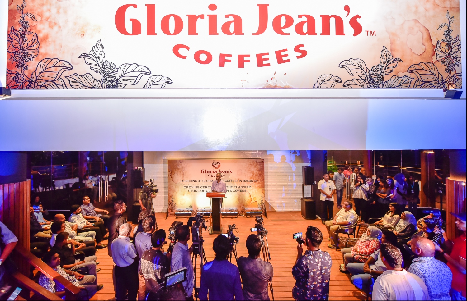 މާލެ: އޭޕްރިލް 2، 2018: އޮސްޓްރޭލިއާގެ މަޝްހޫރު "ގްލޯރިއާ ޖީންސް ކޮފީސް"ގެ ފްރެންޗައިސް ރެސްޓޯރެންޓަކާ އެކު ޕެވިލިއަން ހުޅުވުމަށް ބޭއްވި ރަސްމިއްޔާތުގެ ތެރެއިން.-- ފޮޓޯ: މިހާރު/ހުސައިން ވަހީދު