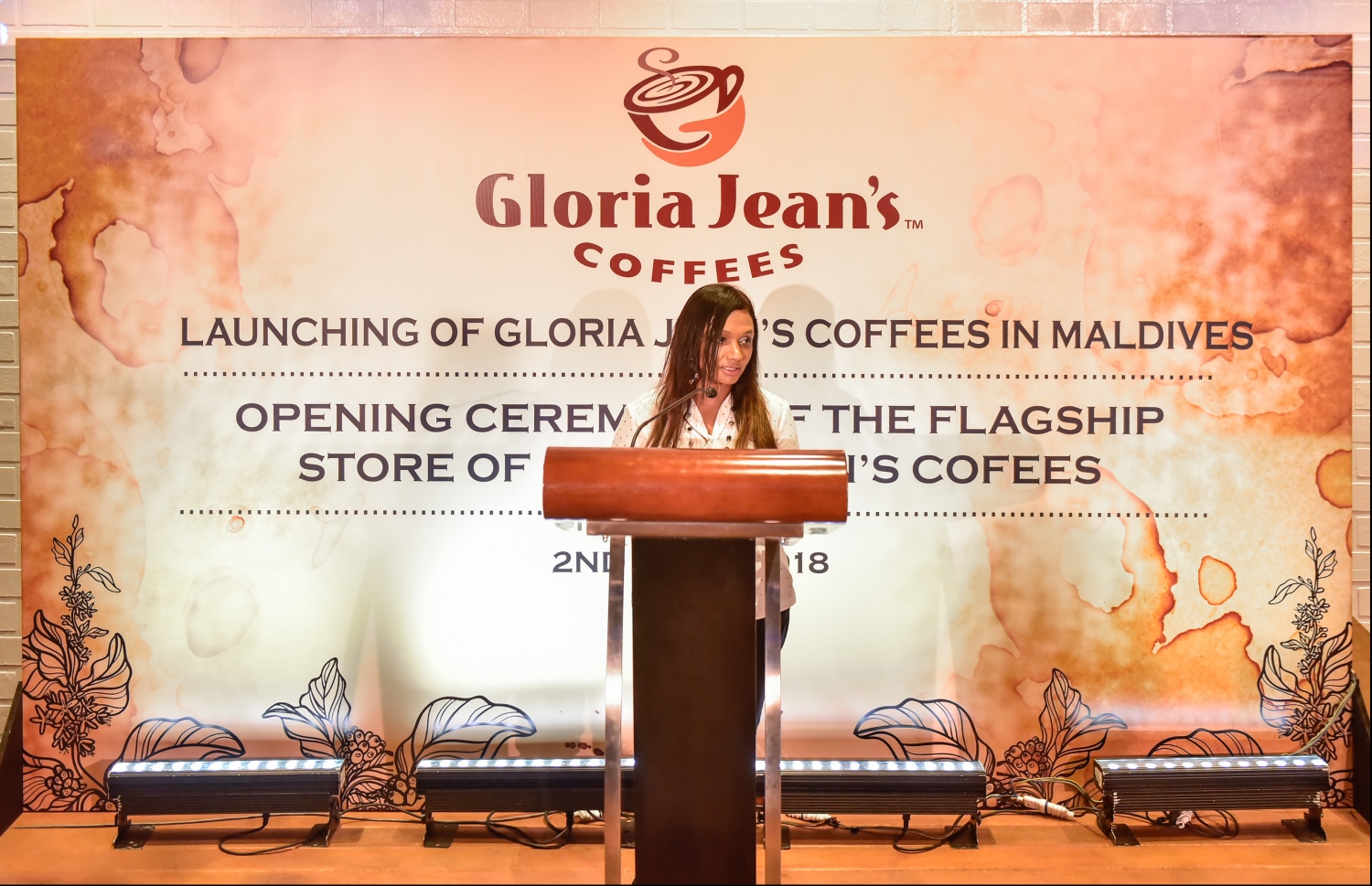 މާލެ: އޭޕްރިލް 2، 2018: އޮސްޓްރޭލިއާގެ މަޝްހޫރު "ގްލޯރިއާ ޖީންސް ކޮފީސް"ގެ ފްރެންޗައިސް ރެސްޓޯރެންޓަކާ އެކު ޕެވިލިއަން ހުޅުވުމަށް ބޭއްވި ރަސްމިއްޔާތުގެ ތެރެއިން.-- ފޮޓޯ: މިހާރު/ހުސައިން ވަހީދު