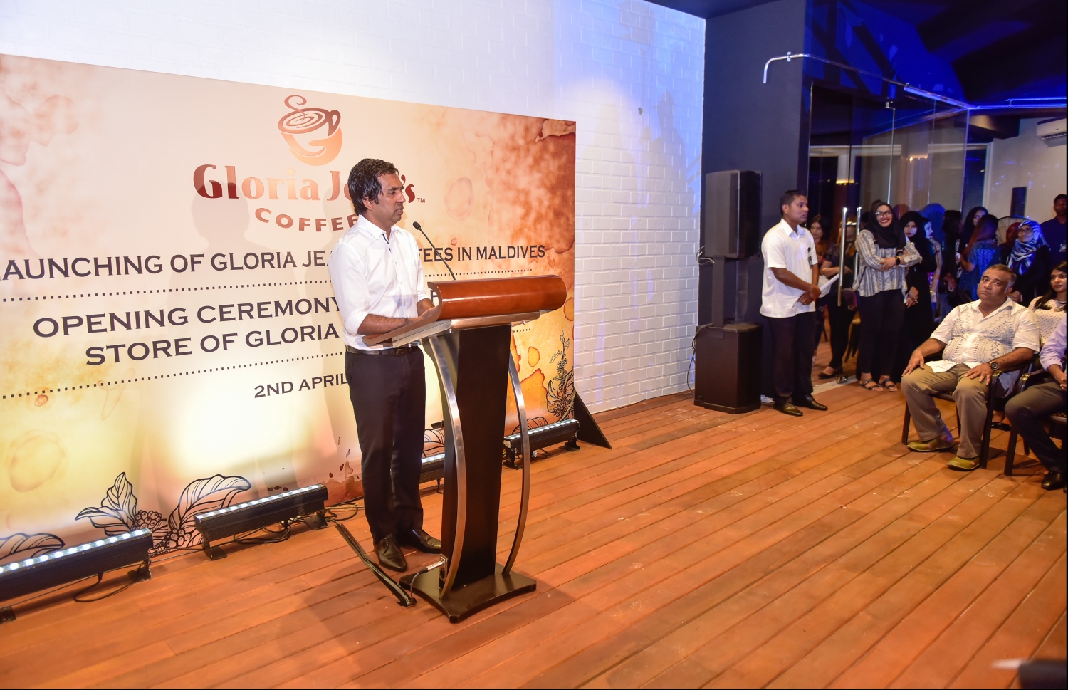 މާލެ: އޭޕްރިލް 2، 2018: އޮސްޓްރޭލިއާގެ މަޝްހޫރު "ގްލޯރިއާ ޖީންސް ކޮފީސް"ގެ ފްރެންޗައިސް ރެސްޓޯރެންޓަކާ އެކު ޕެވިލިއަން ހުޅުވުމަށް ބޭއްވި ރަސްމިއްޔާތުގައި އިކޮނިމިކް މިނިސްޓަރު މުހައްމަދު ސައީދު ވާހަކަ ދައްކަވަނީ.-- ފޮޓޯ: މިހާރު/ހުސައިން ވަހީދު