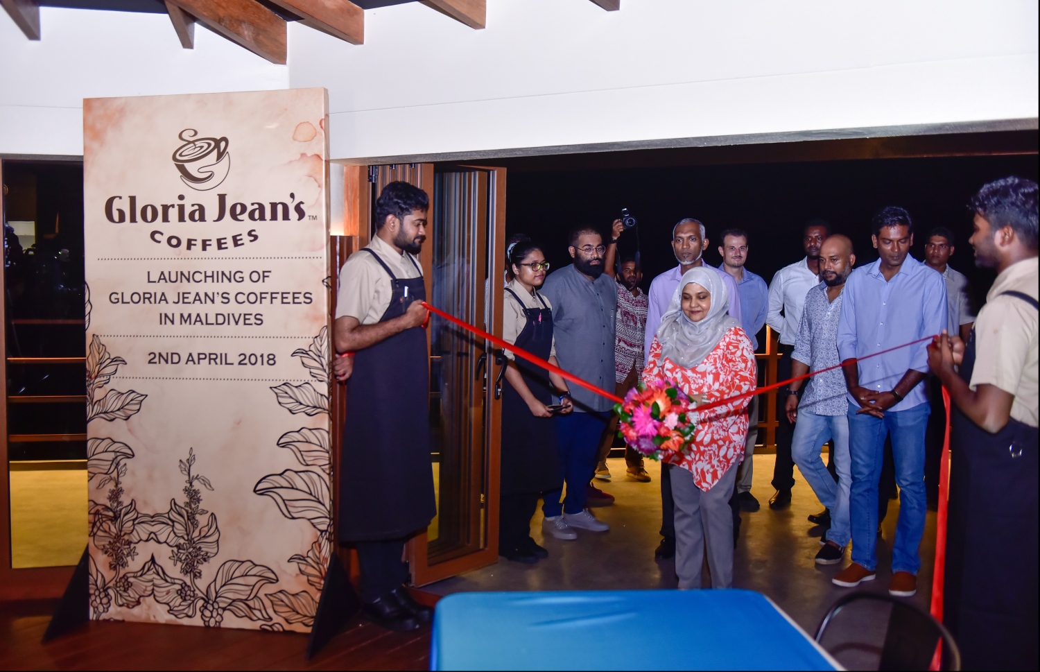 ގްލޯރިއާ ޖީންސް ކޮފީސްއާ އެކު ޕެވިލިއަން ހުޅުވުން