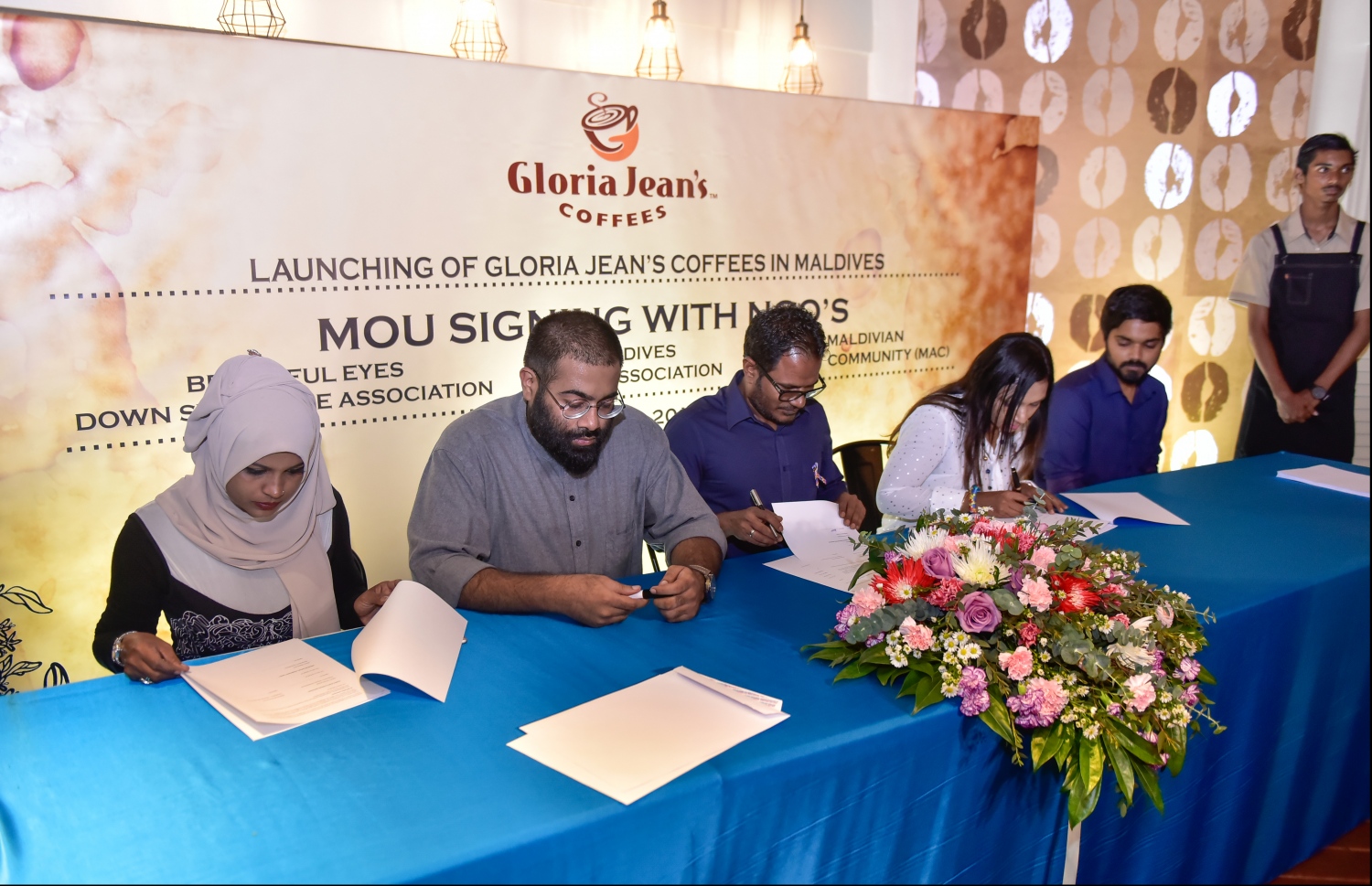 މާލެ: އޭޕްރިލް 2، 2018: އޮސްޓްރޭލިއާގެ މަޝްހޫރު "ގްލޯރިއާ ޖީންސް ކޮފީސް"ގެ ފްރެންޗައިސް ރެސްޓޯރެންޓަކާ އެކު ޕެވިލިއަން ހުޅުވުމަށް ބޭއްވި ރަސްމިއްޔާތުގައި ޖަމިއްޔާތަކާ ސީއެސްއާރު އެކު އެއްބަސްވުމުގައި ސޮއި ކުރަނީ.-- ފޮޓޯ: މިހާރު/ހުސައިން ވަހީދު