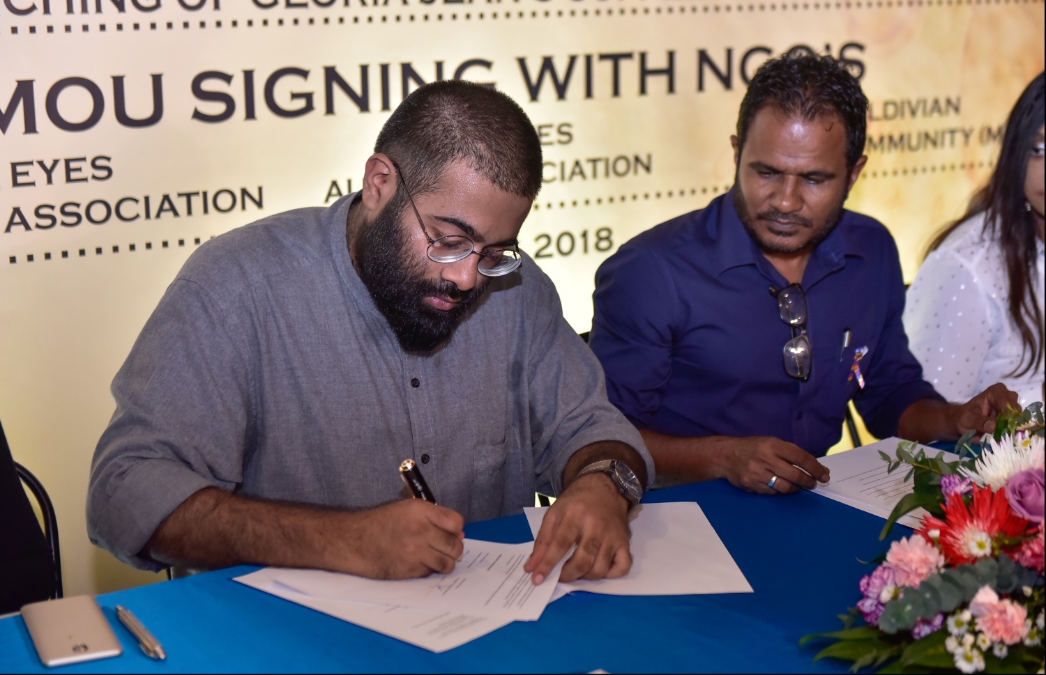 މާލެ: އޭޕްރިލް 2، 2018: އޮސްޓްރޭލިއާގެ މަޝްހޫރު "ގްލޯރިއާ ޖީންސް ކޮފީސް"ގެ ފްރެންޗައިސް ރެސްޓޯރެންޓަކާ އެކު ޕެވިލިއަން ހުޅުވުމަށް ބޭއްވި ރަސްމިއްޔާތުގައި ޖަމިއްޔާތަކާ ސީއެސްއާރު އެކު އެއްބަސްވުމުގައި ސޮއި ކުރަނީ.-- ފޮޓޯ: މިހާރު/ހުސައިން ވަހީދު