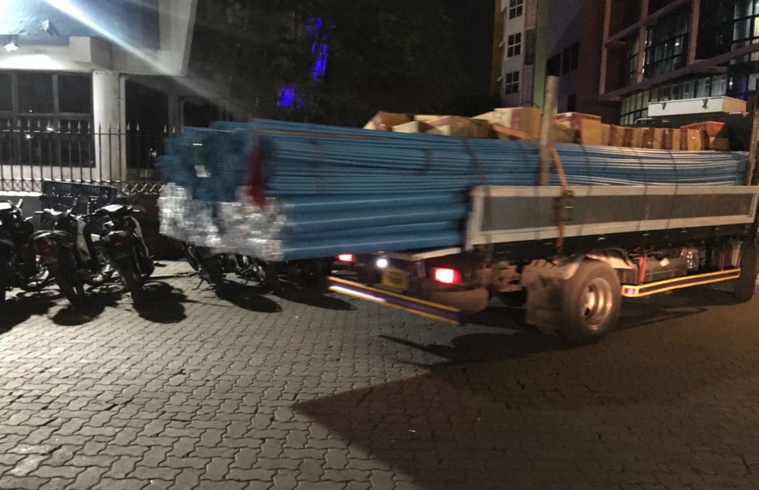 ބަނދަރު ސަރަހައްދުން ލޮރީއަކަށް ޕްލާސްޓިކް ހޮޅިތަކެއް ބަރުކޮށްގެން ގެންދަނީ. މަޖޫރީން މަސައްކަތް ހުއްޓާލައިގެން ތިބުމަށްފަހު މިރޭ އަލުން ވަނީ މަސައްކަތް ފަށާފައި.