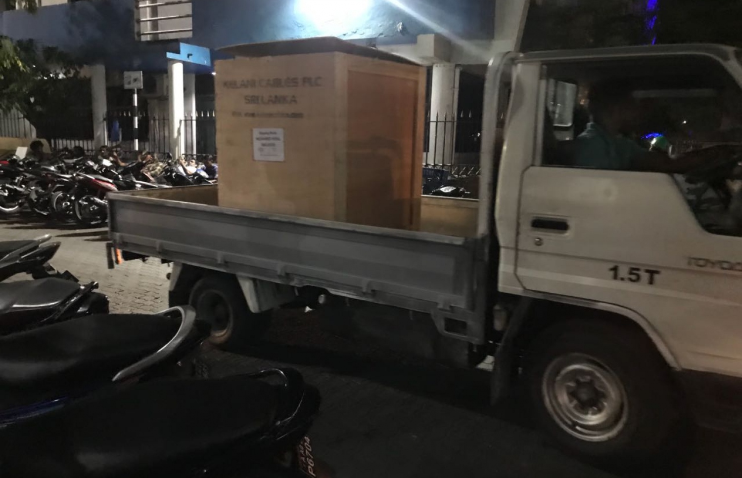 ބަނދަރު ސަރަހައްދުން ލޮރީއަކަށް ކޭބަލް ފޮށިގަނޑެއް އަރުވައިގެން މިރޭ ގެންދަނީ. މަޖޫރީން ވަނީ މިރޭ އަލުން މަސައްކަތް ފަށާފައި.