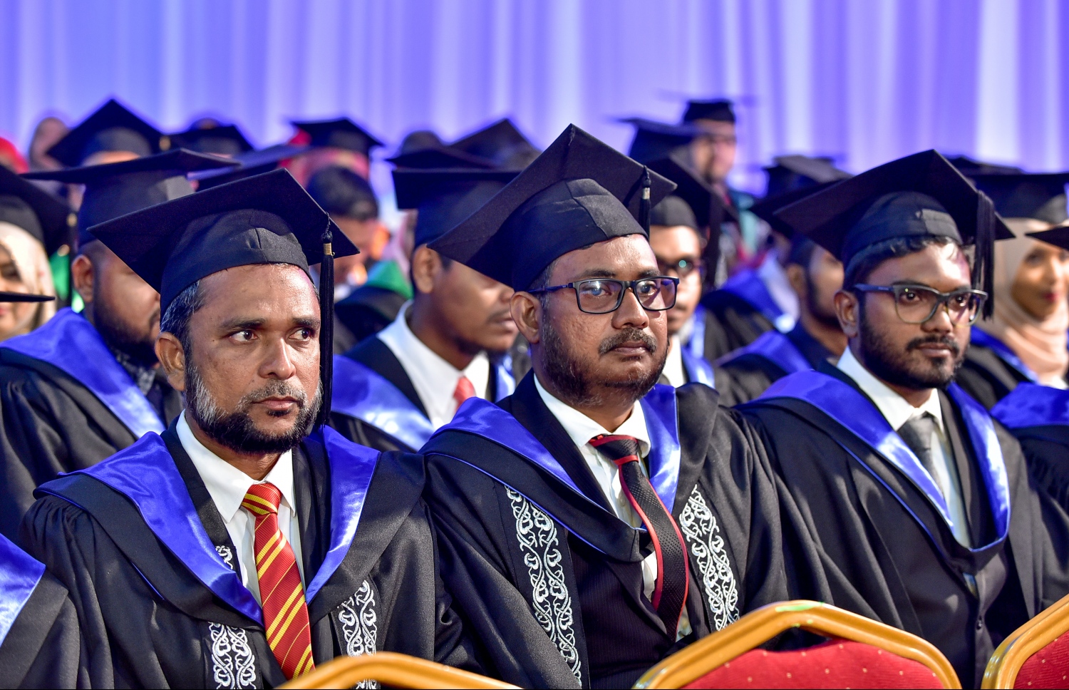 މާލެ: އޭޕްރިލް 3، 2018: ދަރުބާރުގޭގައި ބޭއްވި ވިލާ ކޮލެޖުގެ ދަސްވެނިވުމުގެ ރަސްމިއްޔާތުގައި ދަރިވަރުންތަކެއް ބައިވެރިވަނީ.-- ފޮޓޯ: ނިޝާން އަލީ /މިހާރު