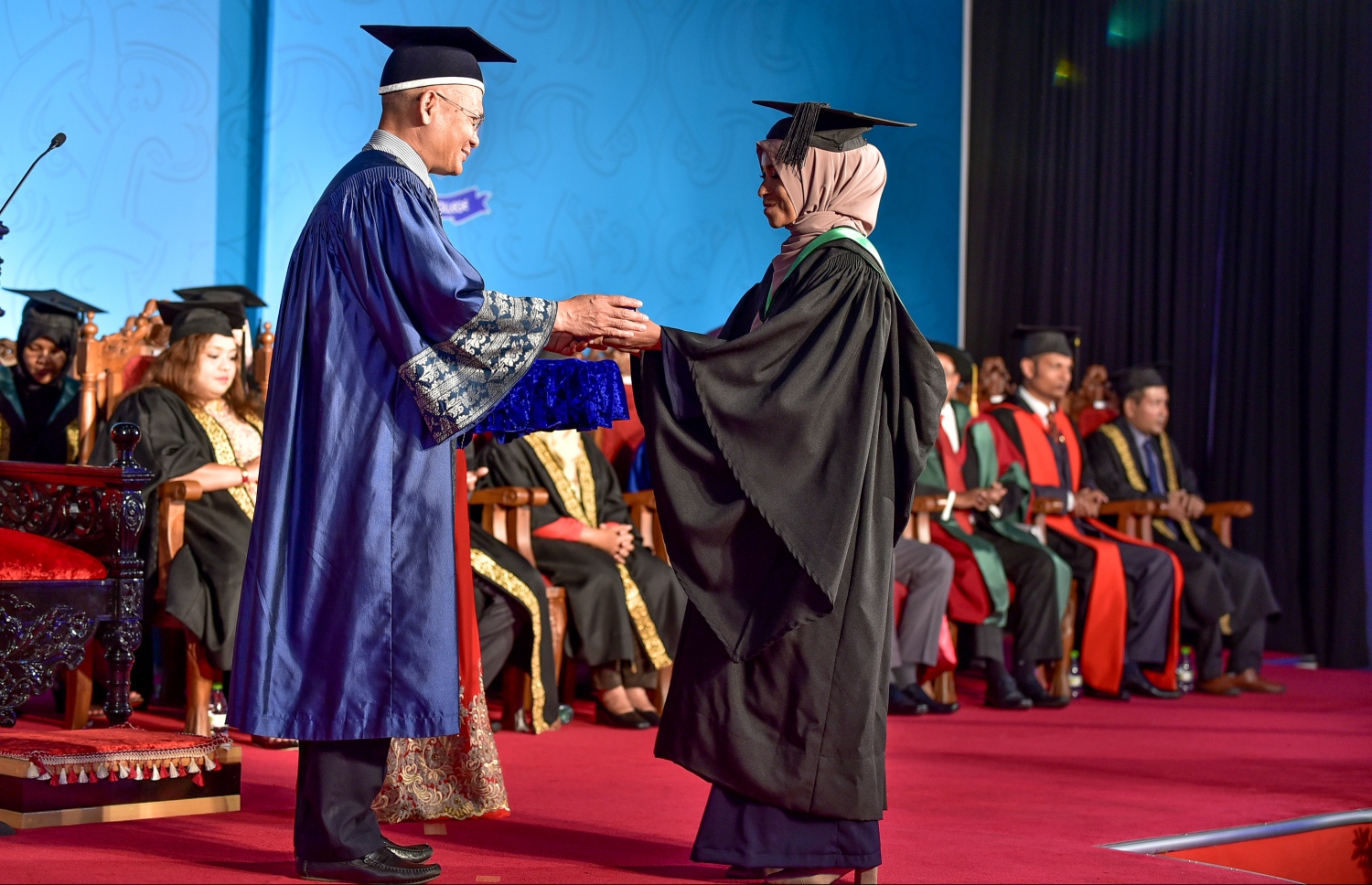 މާލެ: އޭޕްރިލް 3، 2018: ދަރުބާރުގޭގައި ބޭއްވި ވިލާ ކޮލެޖުގެ ދަސްވެނިވުމުގެ ރަސްމިއްޔާތުގައި މެލޭޝިޔާގެ އޯޕަން ޔުނިވާސިޓީގެ ބޭފުޅަކު ދަރިވަރަކަށް އެވޯޑު ހަވާލު ކުރައްވަނީ.-- ފޮޓޯ: ނިޝާން އަލީ /މިހާރު