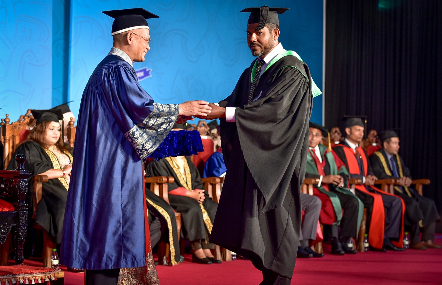 މާލެ: އޭޕްރިލް 3، 2018: ދަރުބާރުގޭގައި ބޭއްވި ވިލާ ކޮލެޖުގެ ދަސްވެނިވުމުގެ ރަސްމިއްޔާތުގައި މެލޭޝިޔާގެ އޯޕަން ޔުނިވާސިޓީގެ ބޭފުޅަކު ދަރިވަރަކަށް އެވޯޑު ހަވާލު ކުރައްވަނީ.-- ފޮޓޯ: ނިޝާން އަލީ /މިހާރު