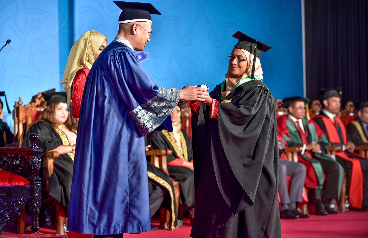 މާލެ: އޭޕްރިލް 3، 2018: ދަރުބާރުގޭގައި ބޭއްވި ވިލާ ކޮލެޖުގެ ދަސްވެނިވުމުގެ ރަސްމިއްޔާތުގައި މެލޭޝިޔާގެ އޯޕަން ޔުނިވާސިޓީގެ ބޭފުޅަކު ދަރިވަރަކަށް އެވޯޑު ހަވާލު ކުރައްވަނީ.-- ފޮޓޯ: ނިޝާން އަލީ /މިހާރު