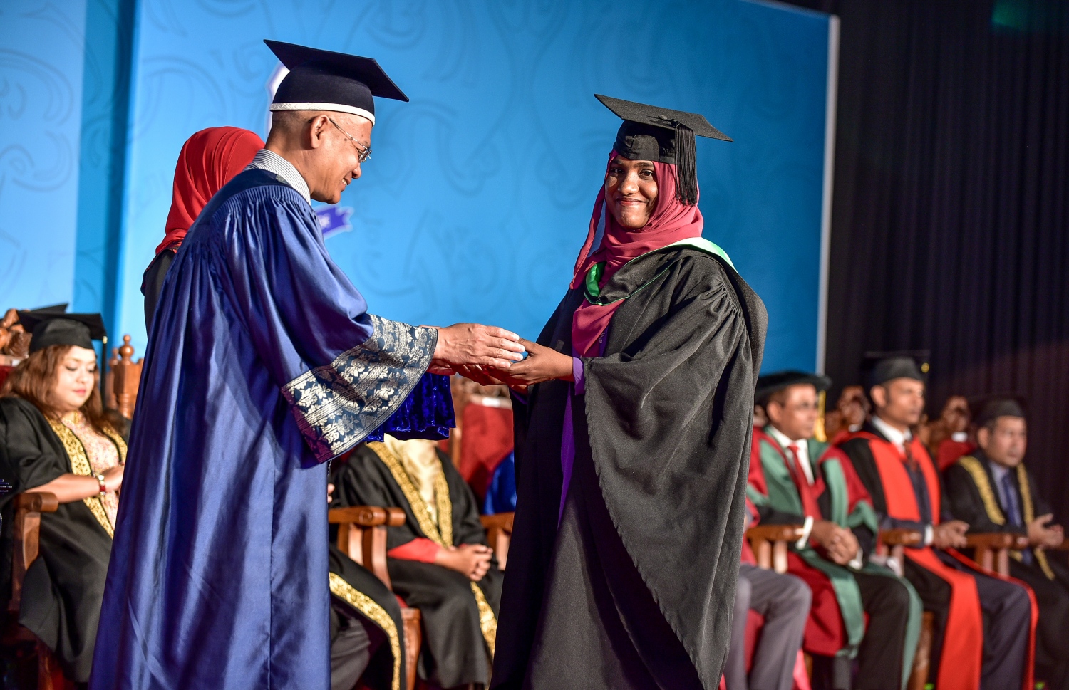 މާލެ: އޭޕްރިލް 3، 2018: ދަރުބާރުގޭގައި ބޭއްވި ވިލާ ކޮލެޖުގެ ދަސްވެނިވުމުގެ ރަސްމިއްޔާތުގައި މެލޭޝިޔާގެ އޯޕަން ޔުނިވާސިޓީގެ ބޭފުޅަކު ދަރިވަރަކަށް އެވޯޑު ހަވާލު ކުރައްވަނީ.-- ފޮޓޯ: ނިޝާން އަލީ /މިހާރު