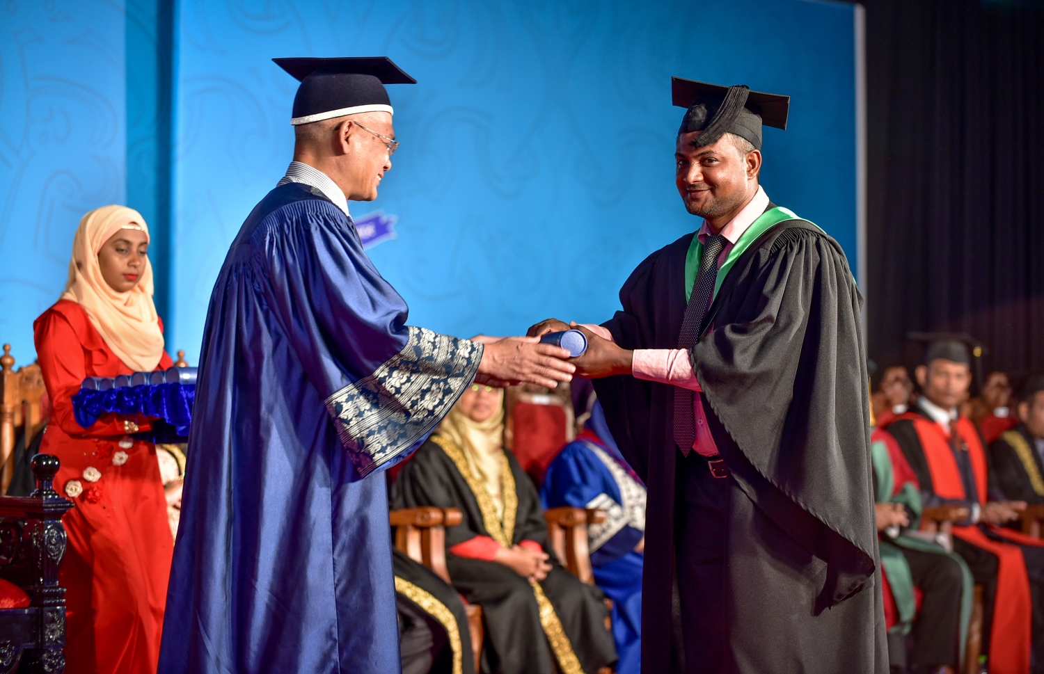 މާލެ: އޭޕްރިލް 3، 2018: ދަރުބާރުގޭގައި ބޭއްވި ވިލާ ކޮލެޖުގެ ދަސްވެނިވުމުގެ ރަސްމިއްޔާތުގައި މެލޭޝިޔާގެ އޯޕަން ޔުނިވާސިޓީގެ ބޭފުޅަކު ދަރިވަރަކަށް އެވޯޑު ހަވާލު ކުރައްވަނީ.-- ފޮޓޯ: ނިޝާން އަލީ /މިހާރު